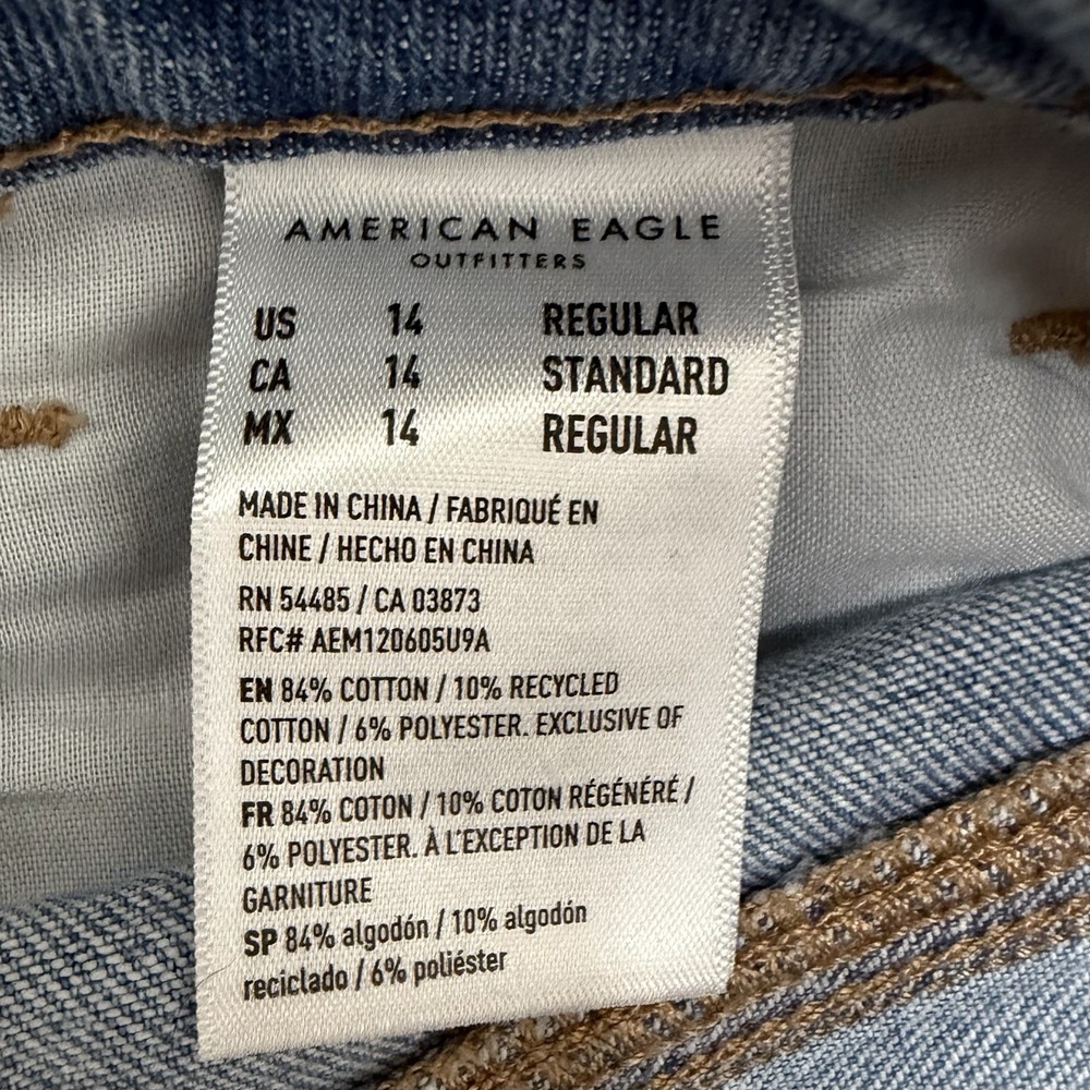 American Eagle Womens Mom High Rise Distressed Jean Size 14 / 32W Light Wash NEW - Picture 10 of 11